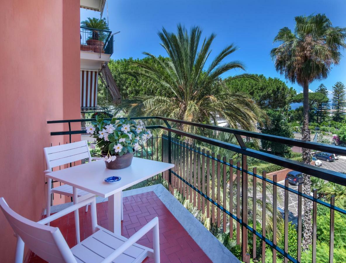 Solymar Apartments Sorrento Luaran gambar